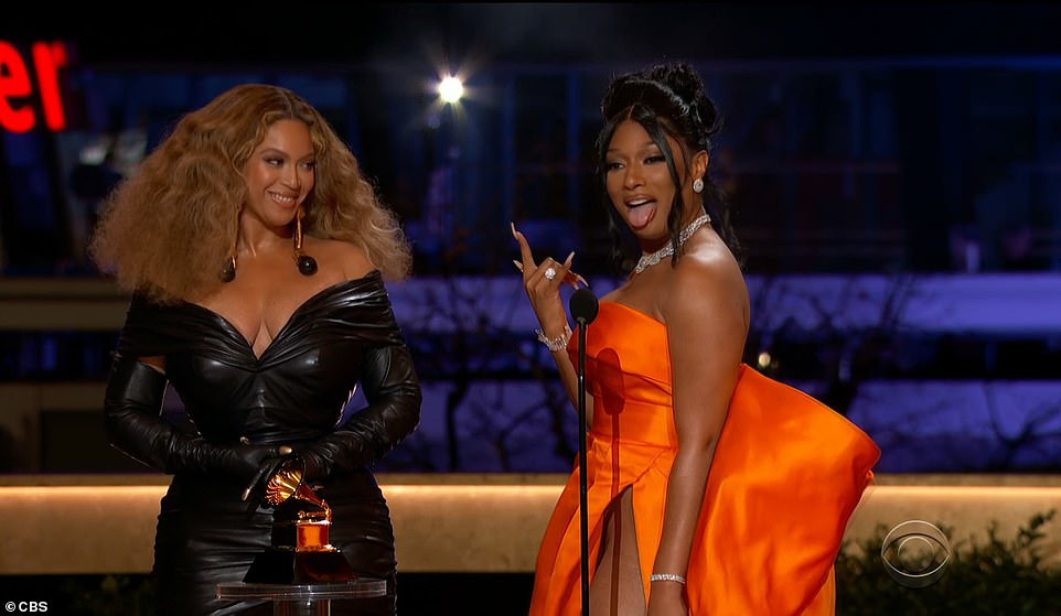 grammy 2025 beyonce toa sang voi giai album cua nam taylor swift ra ve tay khong 67a0b0770b461